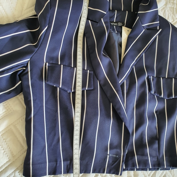 Boohoo Cropped Power Shoulder Pinstripe Blazer - Picture 10 of 10